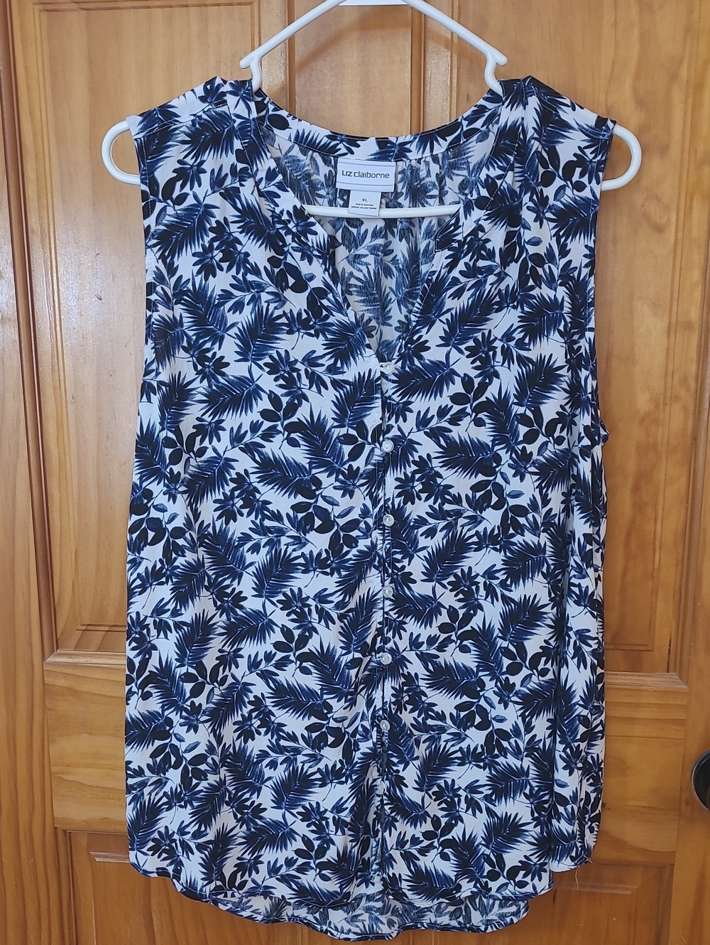 Liz Claiborne Navy and White Sleeveless Printed Button-Front Blouse.     XL